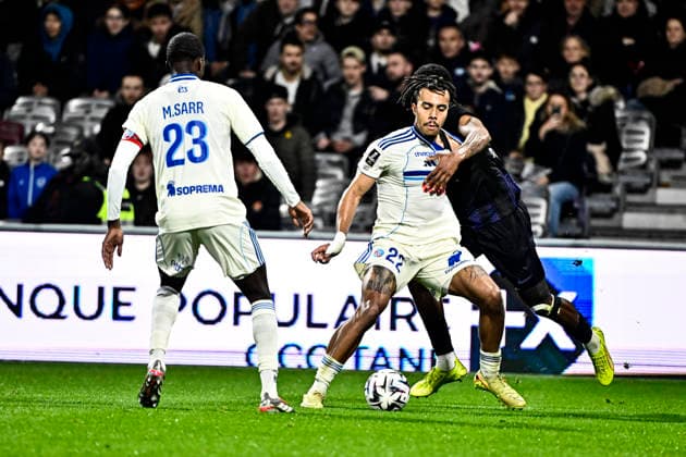 FOOTBALL : Toulouse vs Strasbourg - 15eme Journee de Ligue 1 McDonald S - Toulouse - 06 12 2025 Guela Doue (rcs) vs Dayann Methalie (tfc) Toulouse  Copyright: xThierryxBretonx