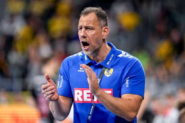 Maik Machulla (Trainer, Cheftrainer, RNL), gibt Anweisungen, gestikuliert, mit den Armen gestikulieren, Einzelbild, Einzelfoto, Aktion, Action, 06.12.2025, Mannheim (Deutschland), Handball, Bundesliga, Rhein-Neckar Löwen - HC Erlangen