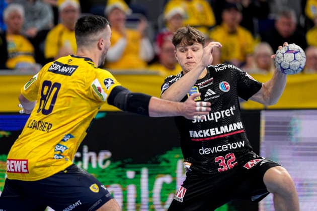 v.li.: Jannik Kohlbacher (RNL, 80), Maxsim Lochman (Maxim, HCE, 32), Zweikampf, Spielszene, Duell, duel, tackle, tackling, Dynamik, Action, Aktion, 06.12.2025, Mannheim (Deutschland), Handball, Bundesliga, Rhein-Neckar Löwen - HC Erlangen