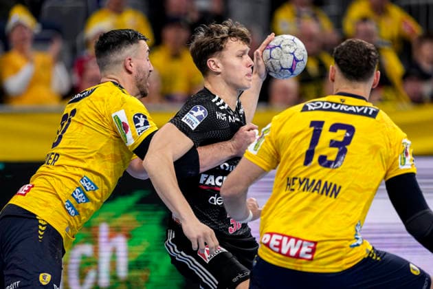v.li.: Jannik Kohlbacher (RNL, 80), Maxsim Lochman (Maxim, HCE, 32), Sebastian Heymann (RNL, 13), Zweikampf, Spielszene, Duell, duel, tackle, tackling, Dynamik, Action, Aktion, 06.12.2025, Mannheim (Deutschland), Handball, Bundesliga, Rhein-Neckar Löwen - HC Erlangen