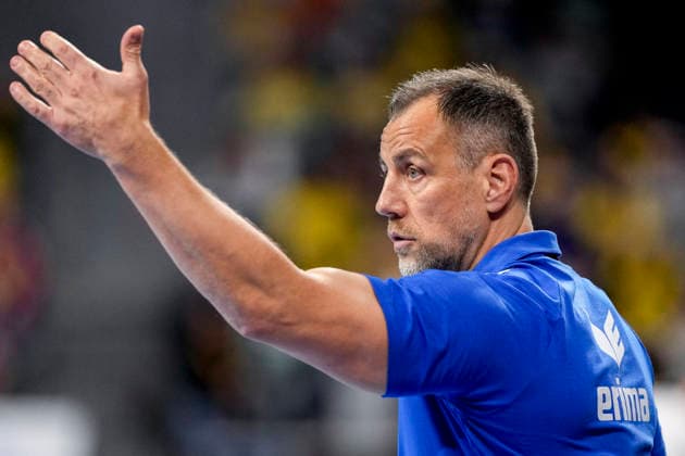 Maik Machulla (Trainer, Cheftrainer, RNL), gibt Anweisungen, gestikuliert, mit den Armen gestikulieren, Einzelbild, Einzelfoto, Aktion, Action, 06.12.2025, Mannheim (Deutschland), Handball, Bundesliga, Rhein-Neckar Löwen - HC Erlangen