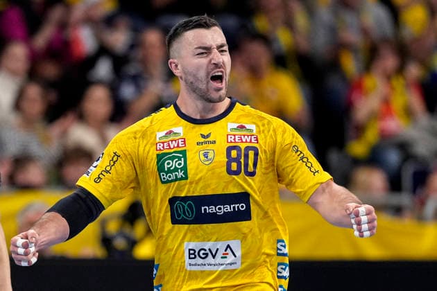 Torschütze Jannik Kohlbacher (RNL, 80), Spieler der Rhein-Neckar-Löwen, jubelt über ein Tor, Jubel, jubeln, Torjubel, Torerfolg, celebrate the goal, goal, celebration, jubelt ueber das Tor, Freuen, Freude, freut sich, optimistisch, positiv, Spielszene, Highlight, Einzelbild, Einzelfoto, Aktion, Action, 06.12.2025, Mannheim (Deutschland), Handball, Bundesliga, Rhein-Neckar Löwen - HC Erlangen