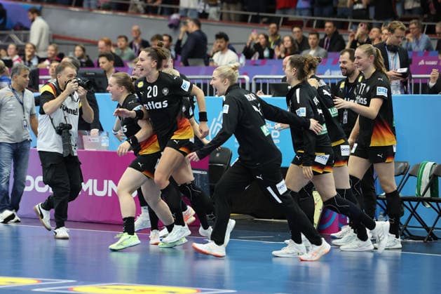 GER, Dortmund, 27th Wommen s World Championship, WM, Weltmeisterschaft 2025, Hauptrunde Main Round, Gruppe II 3. Runde: Spanien Spain (ESP) vs. Deutschland Germany (GER) 06.12.2025, Westfalenhalle, Dortmund, GER, Dortmund, 27th Wommen s World Championship 2025, Hauptrunde Main Round, Gruppe II 3. Runde: Spanien Spain (ESP) vs. Deutschland Germany (GER), im Bild: die deutschen Spielerinnen rennen nach dem Spiel auf die Platte allen voran Emily Vogel (Ger 20),