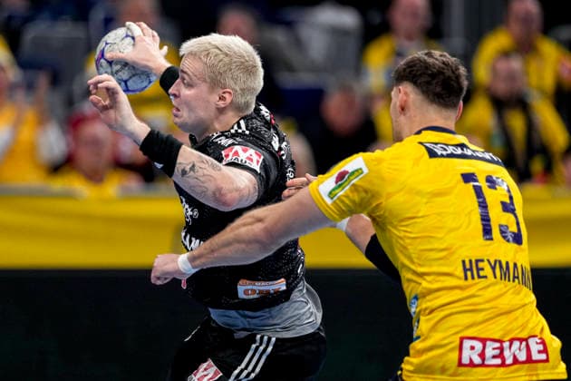 v.li.: Marek Nissen (HCE, 6). Sebastian Heymann (RNL, 13), Zweikampf, Spielszene, Duell, duel, tackle, tackling, Dynamik, Action, Aktion, 06.12.2025, Mannheim (Deutschland), Handball, Bundesliga, Rhein-Neckar Löwen - HC Erlangen