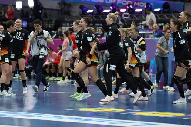 GER, Dortmund, 27th Wommen s World Championship, WM, Weltmeisterschaft 2025, Hauptrunde Main Round, Gruppe II 3. Runde: Spanien Spain (ESP) vs. Deutschland Germany (GER) 06.12.2025, Westfalenhalle, Dortmund, GER, Dortmund, 27th Wommen s World Championship 2025, Hauptrunde Main Round, Gruppe II 3. Runde: Spanien Spain (ESP) vs. Deutschland Germany (GER), im Bild: die deutschen Spielerinnen rennen nach dem Spiel auf die Platte