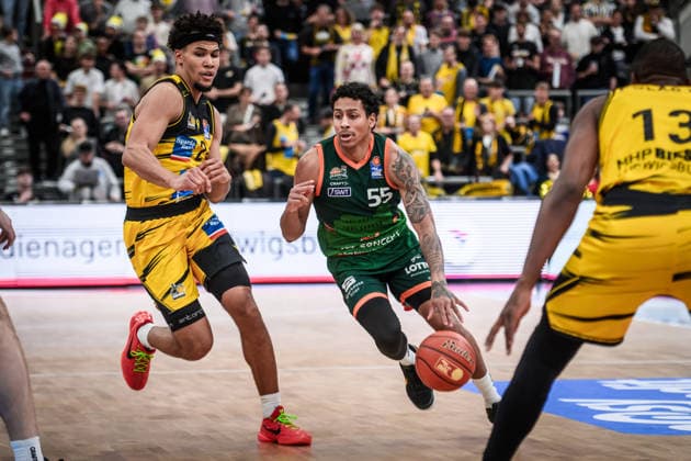 Eli Brooks (VET-CONCEPT Gladiators Trier, 55) vs. Brandon Tischler (MHP RIESEN Ludwigsburg, 24) GER, MHP Riesen Ludwigsburg - VET-CONCEPT Gladiators Trier, easycredit BBL, Basketball, Bundesliga, 9. Spieltag, Spielzeit 2025 2026, 06.12.2025 GER, MHP Riesen Ludwigsburg - VET-CONCEPT Gladiators Trier, easycredit BBL, Basketball, Bundesliga, 9. Spieltag, Spielzeit 2025 2026, 06.12.2025 Ludwigsburg Copyright: xSandyxDinkelackerx EP_SDR