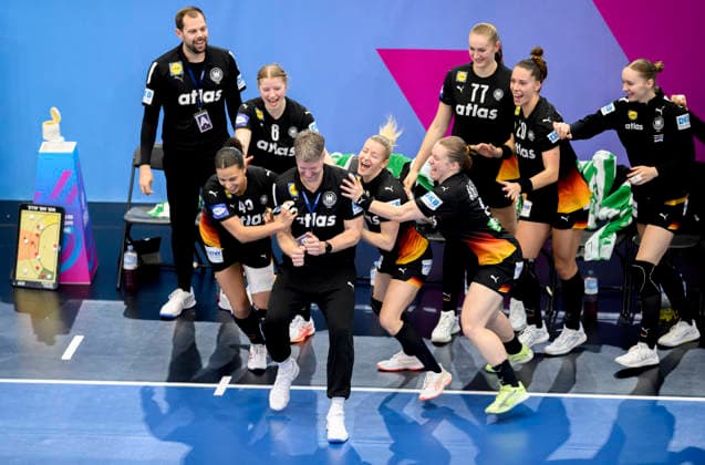 Schlussjubel Team GER, die Spielerinnen schubsen ihren Trainer Markus Gaugisch (GER), v.l. Aimee von Pereira (GER), Nina Engel (GER), Trainer Markus Gaugisch (GER), Antje Doell (Döll) (GER), Lisa Antl (GER), Viola Leuchter (GER), Emily Vogel (GER), Nieke Kuehne (Kühne) (GER), Hauptrunde 3. Spieltag, Spanien (ESP) - Deutschland (GER) 25:29, am 06.12.2025 in Dortmund Deutschland. Handball Weltmeisterschaft der Frauen 2025, vom 26.11. - 14.12.2025 in Deutschland Niederlande. Westfalenhalle
