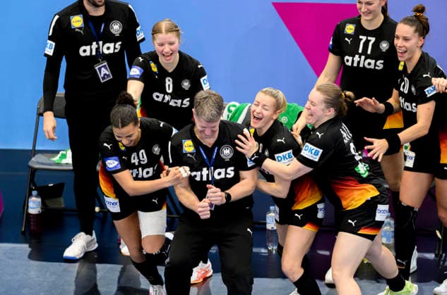 Schlussjubel Team GER, die Spielerinnen schubsen ihren Trainer Markus Gaugisch (GER), v.l. Aimee von Pereira (GER), Nina Engel (GER), Trainer Markus Gaugisch (GER), Antje Doell (Döll) (GER), Lisa Antl (GER), Viola Leuchter (GER), Emily Vogel (GER), Hauptrunde 3. Spieltag, Spanien (ESP) - Deutschland (GER) 25:29, am 06.12.2025 in Dortmund Deutschland. Handball Weltmeisterschaft der Frauen 2025, vom 26.11. - 14.12.2025 in Deutschland Niederlande. Westfalenhalle