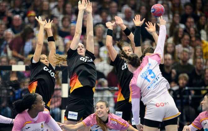 v.l. Aimee von Pereira (GER), Viola Leuchter (GER), Emily Vogel (GER), Alina Grijseels (GER) blocken den Freiwurf von SOMAZA BOSCH Ester (ESP) Aktion, Mauer, Freiwurfmauer. Hauptrunde 3. Spieltag, Spanien (ESP) - Deutschland (GER) 25:29, am 06.12.2025 in Dortmund Deutschland. Handball Weltmeisterschaft der Frauen 2025, vom 26.11. - 14.12.2025 in Deutschland Niederlande. Westfalenhalle