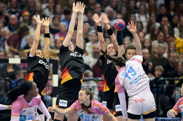 v.l. Aimee von Pereira (GER), Viola Leuchter (GER), Emily Vogel (GER), Alina Grijseels (GER) blocken den Freiwurf von SOMAZA BOSCH Ester (ESP) Aktion, Mauer, Freiwurfmauer. Hauptrunde 3. Spieltag, Spanien (ESP) - Deutschland (GER) 25:29, am 06.12.2025 in Dortmund Deutschland. Handball Weltmeisterschaft der Frauen 2025, vom 26.11. - 14.12.2025 in Deutschland Niederlande. Westfalenhalle