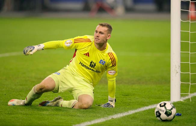 Foto : skeptische Miene bei ... Torhüter Daniel PERETZ ( HSV ) Fussball Bundesliga , DFB Pokal am Mi. 03.12.2025 Hamburger SV - Holstein Kiel