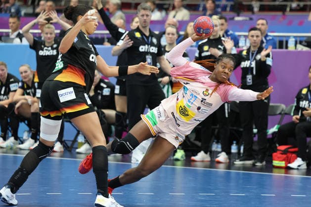 GER, Dortmund, 27th Wommen s World Championship, WM, Weltmeisterschaft 2025, Hauptrunde Main Round, Gruppe II 3. Runde: Spanien Spain (ESP) vs. Deutschland Germany (GER) 06.12.2025, Westfalenhalle, Dortmund, GER, Dortmund, 27th Wommen s World Championship 2025, Hauptrunde Main Round, Gruppe II 3. Runde: Spanien Spain (ESP) vs. Deutschland Germany (GER), im Bild: Daniela Patricia SO DELGADO-PINTO (ESP 27), kommt frei zum Wurf Aimà e von Pereira (Ger 49), kann sie nicht stoppen