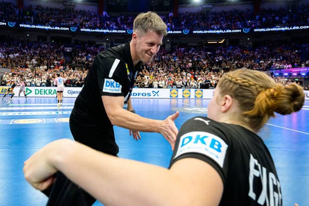 Handball, Frauen WM, Hauptrunde: Spanien - Deutschland Trainer Markus Gaugisch (Deutschland), Nina Engel (Deutschland) Dortmund Westfalenhalle Nordrhein-Westfalen Deutschland