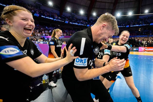 Handball, Frauen WM, Hauptrunde: Spanien - Deutschland v.li. Nina Engel (Deutschland), Trainer Markus Gaugisch (Deutschland), Lisa Antl (Deutschland) Schlussjubel Schlußjubel Emotion Freude Dortmund Westfalenhalle Nordrhein-Westfalen Deutschland