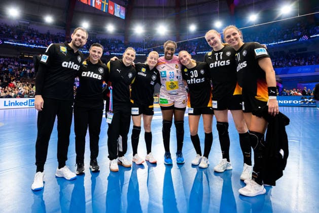 Handball, Frauen WM, Hauptrunde: Spanien - Deutschland v.li. Co-Trainer Frederick Griesbach (Deutschland), Torwarttrainerin Jasmina Rebmann-Jankovic (Deutschland), Mareike Thomaier (Deutschland), Antje Döll Doell (Deutschland), Kaba Gassama (Spanien), Jenny Behrend (Deutschland), Viola Leuchter (Deutschland), Xenia Smits (Deutschland) Dortmund Westfalenhalle Nordrhein-Westfalen Deutschland