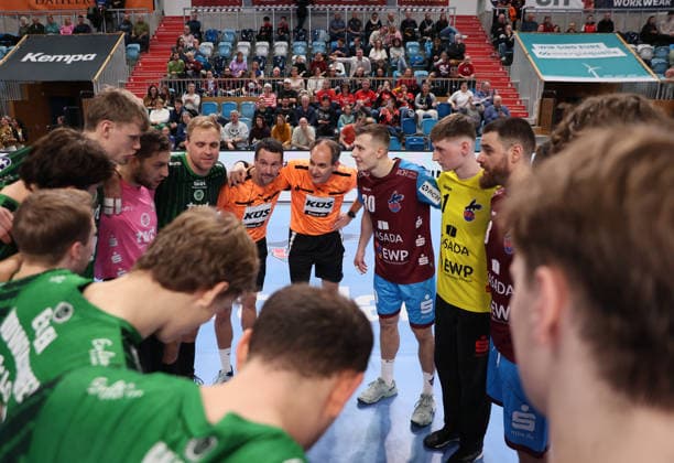 GER HBL2 Saison 2025 2026 VfL Potsdam vs EULEN Ludwigshafen, 06.12.25, MBS Arena, Potsdam Begrüßung, vor dem Spiel, beide Teams, Mittelkreis, Schiedsrichter