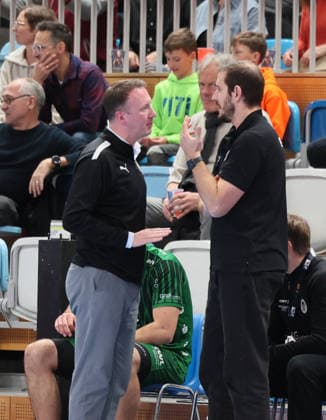 GER HBL2 Saison 2025 2026 VfL Potsdam vs EULEN Ludwigshafen, 06.12.25, MBS Arena, Potsdam Michael HAAS (Eulen Ludwigshafen_Trainer) im Dialog mit dem Technischen Delegierten Christian KROLL