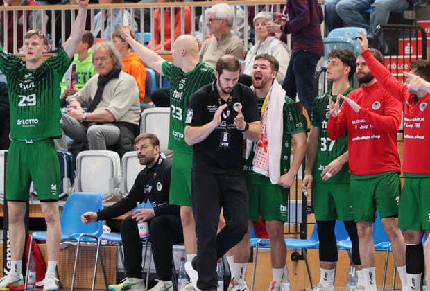 GER HBL2 Saison 2025 2026 VfL Potsdam vs EULEN Ludwigshafen, 06.12.25, MBS Arena, Potsdam Michael HAAS (Eulen Ludwigshafen_Trainer) applaudiert seinem Team, an der Seitenlinie