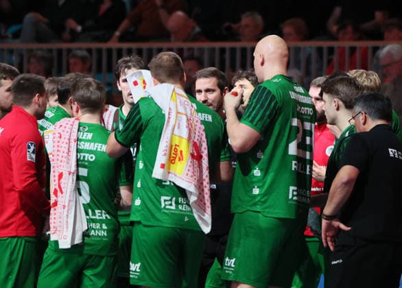 GER HBL2 Saison 2025 2026 VfL Potsdam vs EULEN Ludwigshafen, 06.12.25, MBS Arena, Potsdam Timeout, Team Eulen Ludwigshafen, Ansprache, Michael HAAS (Eulen Ludwigshafen_Trainer)