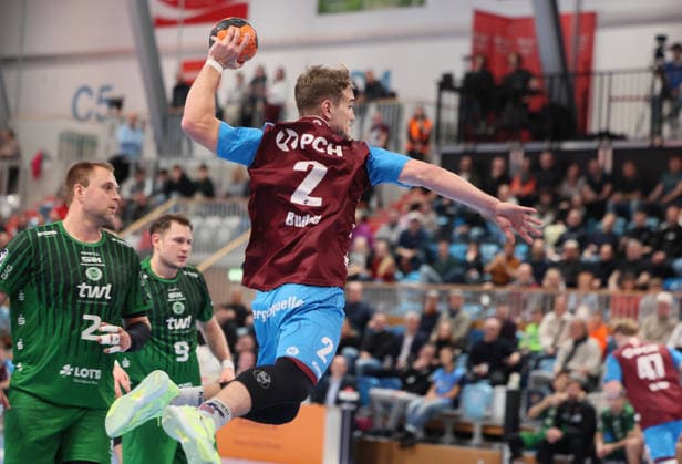 GER HBL2 Saison 2025 2026 VfL Potsdam vs EULEN Ludwigshafen, 06.12.25, MBS Arena, Potsdam Frederic STÜBER (Eulen Ludwigshafen 2), Marc-Robin EISEL (Eulen Ludwigshafen 9), Florian BUDDE (1.VfL Potsdam 2)