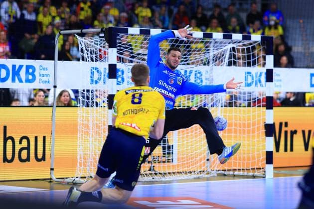 RECORD DATE NOT STATED 8; Rhein Neckar Löwen wirft aufs Tor, während Khalifa Ghedbane (96; HC Erlangen) im Tor abwehrt 8; Rhein Neckar Löwen wirft aufs Tor
