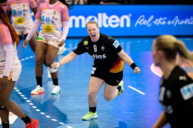 Handball, Frauen WM, Hauptrunde: Spanien - Deutschland Lisa Antl (Deutschland) Jubel Freude Emotion Torjubel Torschuetze Torschütze Dortmund Westfalenhalle Nordrhein-Westfalen Deutschland