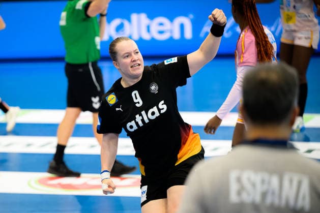 Handball, Frauen WM, Hauptrunde: Spanien - Deutschland Lisa Antl (Deutschland) Jubel Freude Emotion Torjubel Torschuetze Torschütze Dortmund Westfalenhalle Nordrhein-Westfalen Deutschland