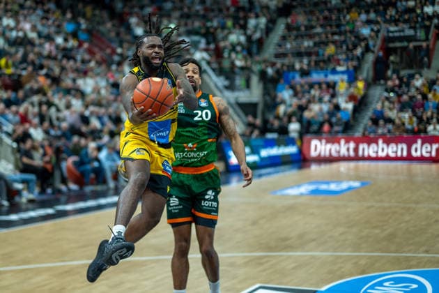 Traveon Buchanan (MHP RIESEN Ludwigsburg, 02), Urald King (VET-CONCEPT Gladiators Trier, 20), GER, MHP RIESEN Ludwigsburg vs. VET-CONCEPT Gladiators Trier, easycredit BBL, Basketball, Bundesliga, 9. Spieltag, Spielzeit 2025 2026, 06.12.2025, GER, MHP RIESEN Ludwigsburg vs. VET-CONCEPT Gladiators Trier, easycredit BBL, Basketball, Bundesliga, 9. Spieltag, Spielzeit 2025 2026, 06.12.2025 Ludwigsburg Copyright: xEibner-Pressefoto SaschaxWaltherx EP_EER