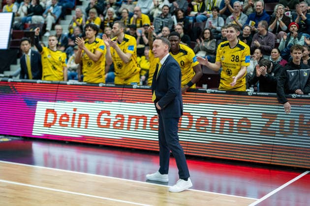 Mikko Riipinen (MHP RIESEN Ludwigsburg, Head-Coach) und jubel von der RIESEN Bank, GER, MHP RIESEN Ludwigsburg vs. VET-CONCEPT Gladiators Trier, easycredit BBL, Basketball, Bundesliga, 9. Spieltag, Spielzeit 2025 2026, 06.12.2025, GER, MHP RIESEN Ludwigsburg vs. VET-CONCEPT Gladiators Trier, easycredit BBL, Basketball, Bundesliga, 9. Spieltag, Spielzeit 2025 2026, 06.12.2025 Ludwigsburg Copyright: xEibner-Pressefoto SaschaxWaltherx EP_EER