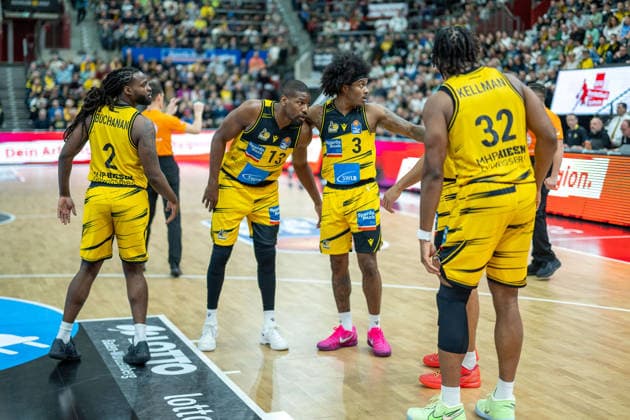 Teamkreis Traveon Buchanan (MHP RIESEN Ludwigsburg, 02), Yorman Polas Bartolo (MHP RIESEN Ludwigsburg, 13), Stefan Smith (MHP RIESEN Ludwigsburg, 03), Keeshawn Kellman (MHP RIESEN Ludwigsburg, 32), Brandon Tischler (MHP RIESEN Ludwigsburg, 24), GER, MHP RIESEN Ludwigsburg vs. VET-CONCEPT Gladiators Trier, easycredit BBL, Basketball, Bundesliga, 9. Spieltag, Spielzeit 2025 2026, 06.12.2025, GER, MHP RIESEN Ludwigsburg vs. VET-CONCEPT Gladiators Trier, easycredit BBL, Basketball, Bundesliga, 9. Spieltag, Spielzeit 2025 2026, 06.12.2025 Ludwigsburg Copyright: xEibner-Pressefoto SaschaxWaltherx EP_EER