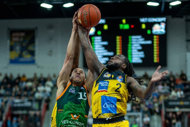 Jordan Roland (VET-CONCEPT Gladiators Trier, 15), Traveon Buchanan (MHP RIESEN Ludwigsburg, 02), GER, MHP RIESEN Ludwigsburg vs. VET-CONCEPT Gladiators Trier, easycredit BBL, Basketball, Bundesliga, 9. Spieltag, Spielzeit 2025 2026, 06.12.2025, GER, MHP RIESEN Ludwigsburg vs. VET-CONCEPT Gladiators Trier, easycredit BBL, Basketball, Bundesliga, 9. Spieltag, Spielzeit 2025 2026, 06.12.2025 Ludwigsburg Copyright: xEibner-Pressefoto SaschaxWaltherx EP_EER