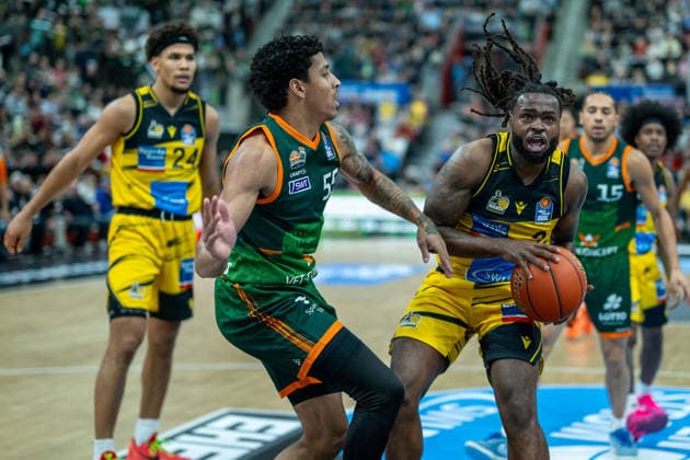 Brandon Tischler (MHP RIESEN Ludwigsburg, 24), Eli Brooks (VET-CONCEPT Gladiators Trier, 55), Traveon Buchanan (MHP RIESEN Ludwigsburg, 02), GER, MHP RIESEN Ludwigsburg vs. VET-CONCEPT Gladiators Trier, easycredit BBL, Basketball, Bundesliga, 9. Spieltag, Spielzeit 2025 2026, 06.12.2025, GER, MHP RIESEN Ludwigsburg vs. VET-CONCEPT Gladiators Trier, easycredit BBL, Basketball, Bundesliga, 9. Spieltag, Spielzeit 2025 2026, 06.12.2025 Ludwigsburg Copyright: xEibner-Pressefoto SaschaxWaltherx EP_EER