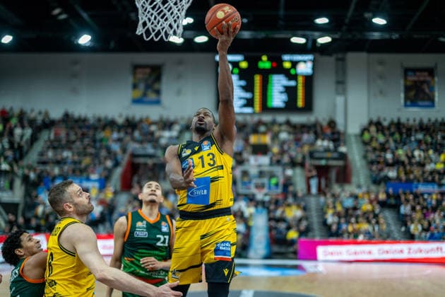 Evans Rapieque (VET-CONCEPT Gladiators Trier, 21), Yorman Polas Bartolo (MHP RIESEN Ludwigsburg, 13), GER, MHP RIESEN Ludwigsburg vs. VET-CONCEPT Gladiators Trier, easycredit BBL, Basketball, Bundesliga, 9. Spieltag, Spielzeit 2025 2026, 06.12.2025, GER, MHP RIESEN Ludwigsburg vs. VET-CONCEPT Gladiators Trier, easycredit BBL, Basketball, Bundesliga, 9. Spieltag, Spielzeit 2025 2026, 06.12.2025 Ludwigsburg Copyright: xEibner-Pressefoto SaschaxWaltherx EP_EER