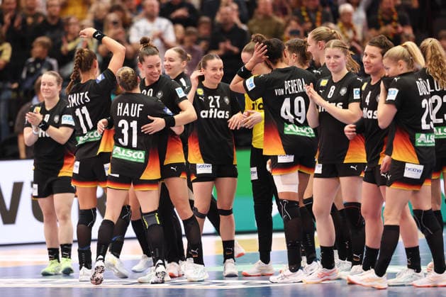 Spanien - Deutschland, IHF Handball-WM der Frauen Jubel des deutschen Teams nach Spielende. 3. Hauptrundenspiel der Handball-WM der Frauen zwischen Spanien und Deutschland am 6. Dezember 2025 in der Westfalenhalle in Dortmund., Dortmund Nordrhein-Westfalen Deutschland Westfalenhalle