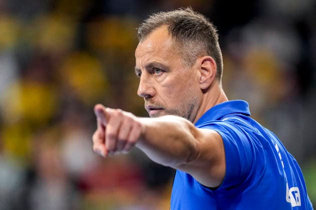 Maik Machulla (Trainer, Cheftrainer, RNL), gibt Anweisungen, gestikuliert, mit den Armen gestikulieren, Einzelbild, Einzelfoto, Aktion, Action, 06.12.2025, Mannheim (Deutschland), Handball, Bundesliga, Rhein-Neckar Löwen - HC Erlangen