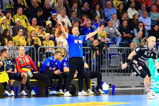 RECORD DATE NOT STATED Trainer Maik Machulla (999; Rhein Neckar Löwen) gestikuliert energisch, während David Späth (29; Rhein Neckar Löwen), Patrick Groetzki (24; Rhein Neckar Löwen), Patrick Jahnke (996; Rhein Neckar Löwen) und Marek Nissen (6; HC Erlangen) an der Bank aufmerksam sind Trainer Maik Machulla (999; Rhein Neckar Löwen) gibt Anweisungen