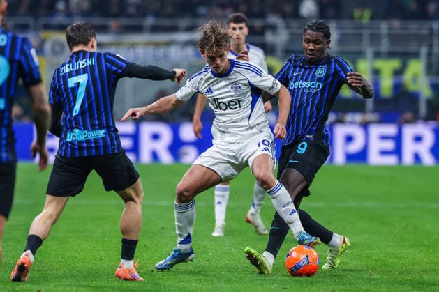 CALCIO - Serie A - Inter - FC Internazionale vs Como 1907 Nicolas Paz Martinez of Como 1907 competes for the ball with Marcus Thuram of FC Internazionale during Serie A 2025 26 football match between FC Internazionale and Como 1907 at San Siro Stadium in Milan Milan Italy  Copyright: xIPAxSport ABACAx