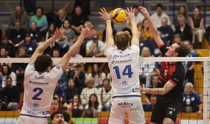 Ludwigsburg , Bundesliga , Barock Volleys MTV Ludwigsburg vs. VfB Friedrichshafen , rechts: Ben-Simon Bonin ( Lubu )
