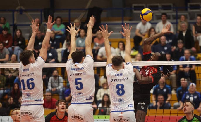 Ludwigsburg , Bundesliga , Barock Volleys MTV Ludwigsburg vs. VfB Friedrichshafen , rechts: Nyherowo Omene ( Lubu )