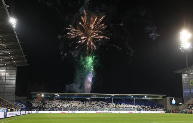 06.12.2025, Fussball 2. Bundesliga, SV Darmstadt 98 - Karlsruher SC, emonline, emspor, despor, v.l., Darmstadt-Fans zünden Pyrotechnik, Pyro, Rauch, Feuer, Bengalos, Rauchbomben, pirotecnica, fumo, fuoco, Wunderkerzen DFL DFB REGULATIONS PROHIBIT ANY USE OF PHOTOGRAPHS AS IMAGE SEQUENCES AND OR QUASI-VIDEO. xdcx
