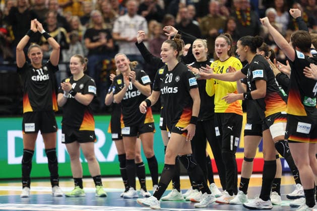 Spanien - Deutschland, IHF Handball-WM der Frauen Emily Vogel (Deutschland, 20) wird zum Player of the Match gewählt und von ihren Mitspielerinnen gefeiert. 3. Hauptrundenspiel der Handball-WM der Frauen zwischen Spanien und Deutschland am 6. Dezember 2025 in der Westfalenhalle in Dortmund., Dortmund Nordrhein-Westfalen Deutschland Westfalenhalle