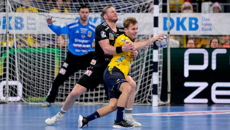 v.li.: Maciej Gebala (HCE, 77), Mathias Larson (RNL, 4), Zweikampf, Spielszene, Duell, duel, tackle, tackling, Dynamik, Action, Aktion, 06.12.2025, Mannheim (Deutschland), Handball, Bundesliga, Rhein-Neckar Löwen - HC Erlangen