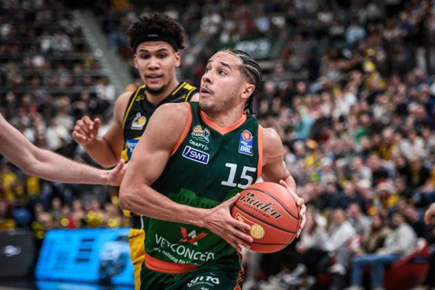Jordan Roland (VET-CONCEPT Gladiators Trier, 15) vorbei an Brandon Tischler (MHP RIESEN Ludwigsburg, 24) GER, MHP Riesen Ludwigsburg - VET-CONCEPT Gladiators Trier, easycredit BBL, Basketball, Bundesliga, 9. Spieltag, Spielzeit 2025 2026, 06.12.2025 GER, MHP Riesen Ludwigsburg - VET-CONCEPT Gladiators Trier, easycredit BBL, Basketball, Bundesliga, 9. Spieltag, Spielzeit 2025 2026, 06.12.2025 Ludwigsburg Copyright: xSandyxDinkelackerx EP_SDR