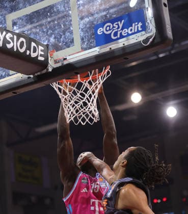 Kur Jongkuch (Bonn, L) und Kevin Yebo (Chemnitz), Telekom Baskets Bonn vs Niners Chemnitz, easyCredit BBL, 9. Spieltag, Bonn, 06.12.2025.