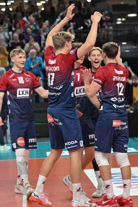 GER; 1.VBL, SVG Lueneburg vs WWK Volleys Herrsching 06.12.2025, LKH Arena, Lueneburg, GER; 1. VBL, SVG Lueneburg vs WWK Volleys Herrsching im Bild die Mannschaft von Lueneburg jubelt