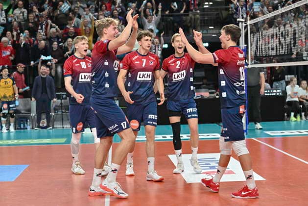 GER; 1.VBL, SVG Lueneburg vs WWK Volleys Herrsching 06.12.2025, LKH Arena, Lueneburg, GER; 1. VBL, SVG Lueneburg vs WWK Volleys Herrsching im Bild die Mannschaft von Lueneburg jubelt