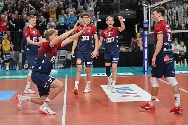 GER; 1.VBL, SVG Lueneburg vs WWK Volleys Herrsching 06.12.2025, LKH Arena, Lueneburg, GER; 1. VBL, SVG Lueneburg vs WWK Volleys Herrsching im Bild die Mannschaft von Lueneburg jubelt