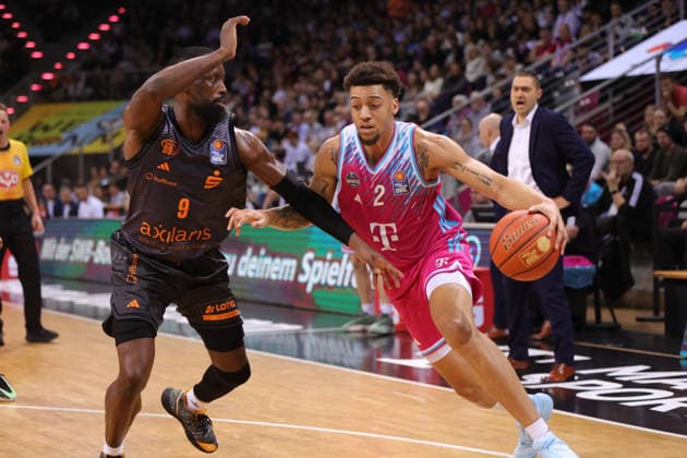 John Newman III (Chemnitz, L) gegen Alijah Comithier (Bonn), Telekom Baskets Bonn vs Niners Chemnitz, easyCredit BBL, 9. Spieltag, Bonn, 06.12.2025.