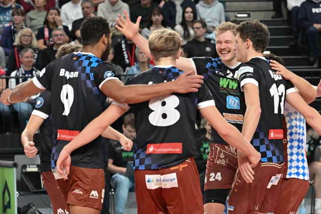 GER; 1.VBL, SVG Lueneburg vs WWK Volleys Herrsching 06.12.2025, LKH Arena, Lueneburg, GER; 1. VBL, SVG Lueneburg vs WWK Volleys Herrsching im Bild die Mannschaft von Herrsching jubelt