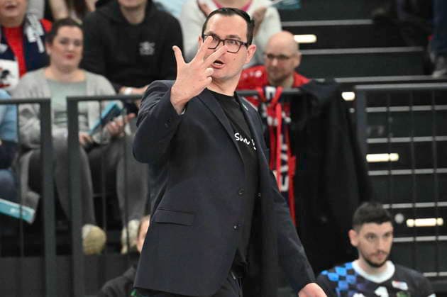 GER; 1.VBL, SVG Lueneburg vs WWK Volleys Herrsching 06.12.2025, LKH Arena, Lueneburg, GER; 1. VBL, SVG Lueneburg vs WWK Volleys Herrsching im Bild Trainer Thomas Ranner (Herrsching)